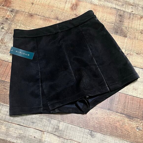 Kirious Pants - Kirious NEW Women's Black Faux Leather Reptile Shorts Mini Skort Sz L Date Night